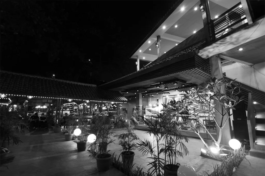 Foto hitam putih halaman restoran pada malam hari